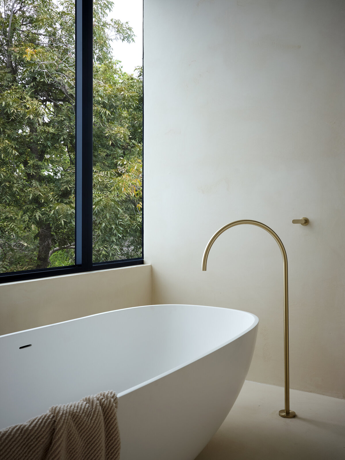 minimal-tub-john-pawson-cocoon-natural-light-plaster-bathroom-austin-home-belgian-modern-house-franc