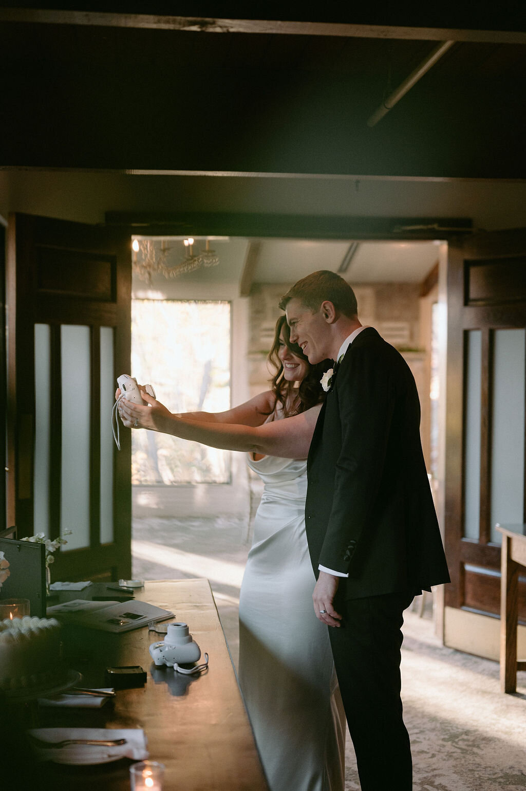 241102Erica&ConorWeddingCakeCutting03