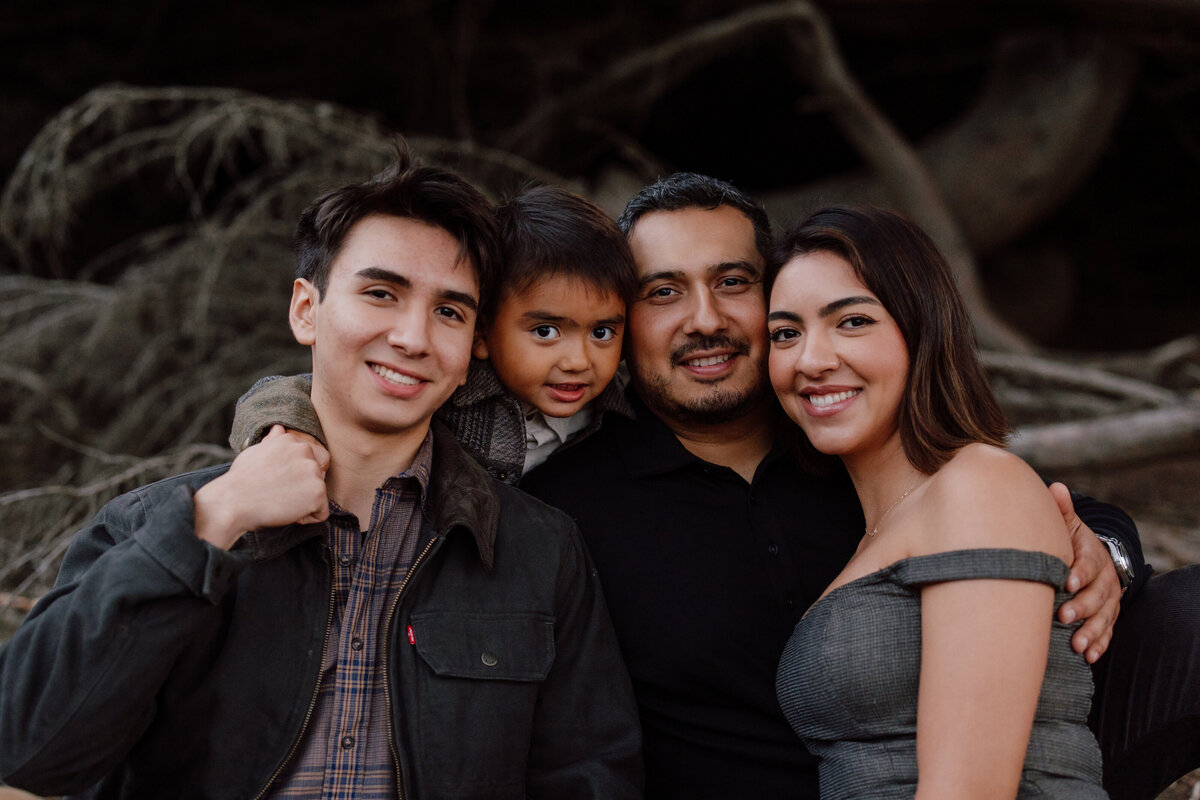 One of my favorite prompts is to tell famillies to get their heads close to one another, this allows for smiles and closeness during photoshoots.