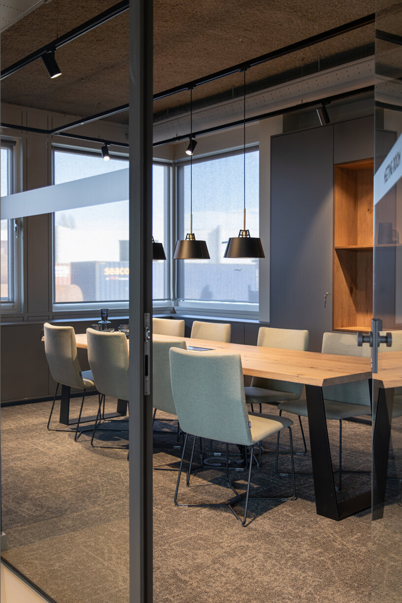 eindresultaat-project-dordrecht-kantoor-ontwerp-verbouwing-Koninklijke-Van-Der-Wees-Groep-detail-vergaderruimte