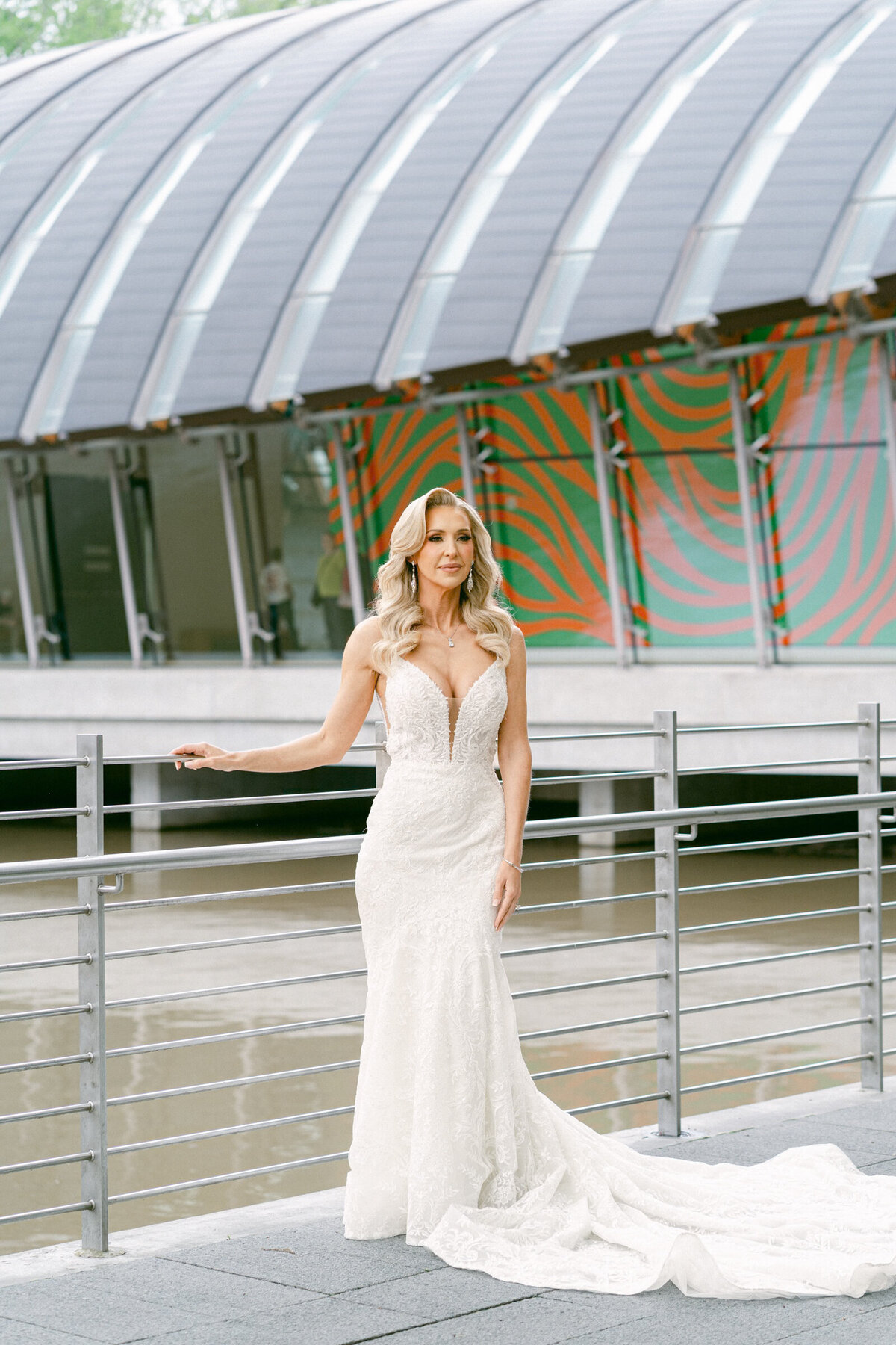 A wedding photo portrait of the bride in Crystal Bridges Museum of American Art in Betonville, Arkansas