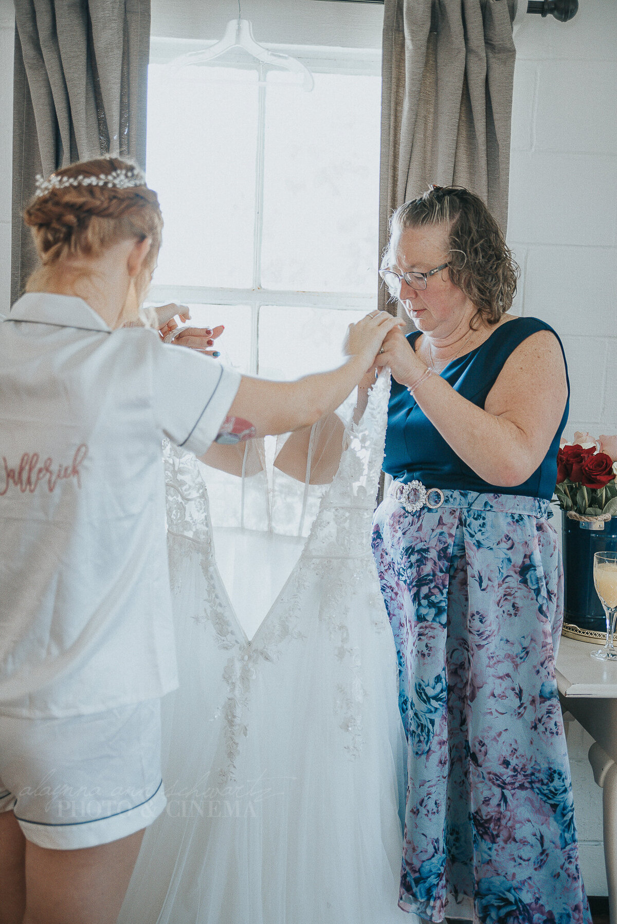 getting ready _ alaynna ann schwartz _ harpors vinyard _ iowa photographer _ playlife photography_0295