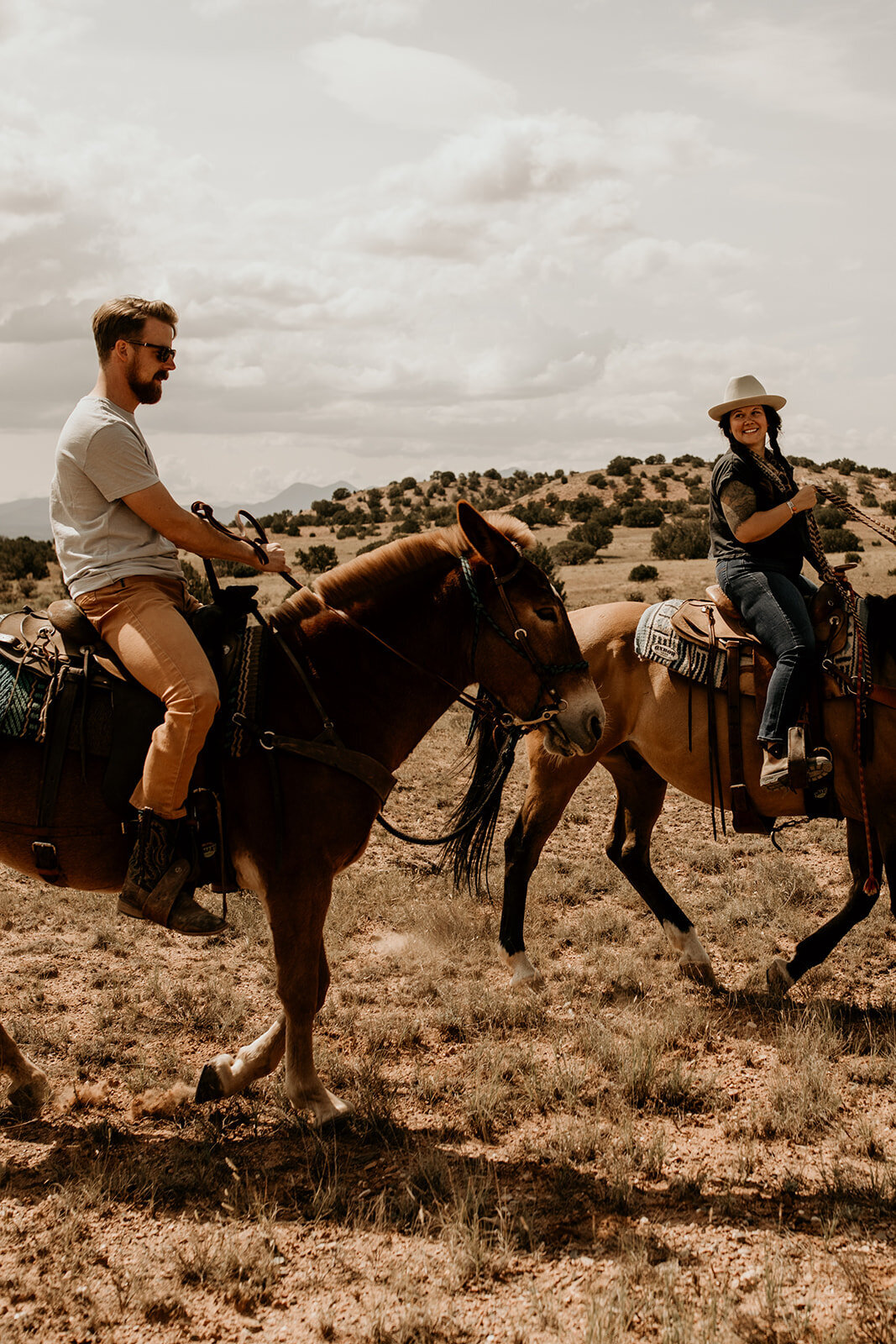 santa-fe-new-mexico-horseback-riding-engagement-photos (11)