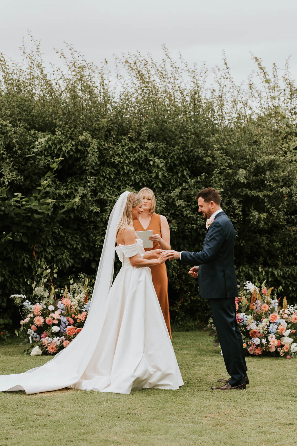 Issy-and-Bella-Floral-Design-Wedding-Florist-Herefordshire-Broadfield-Court-j&N56