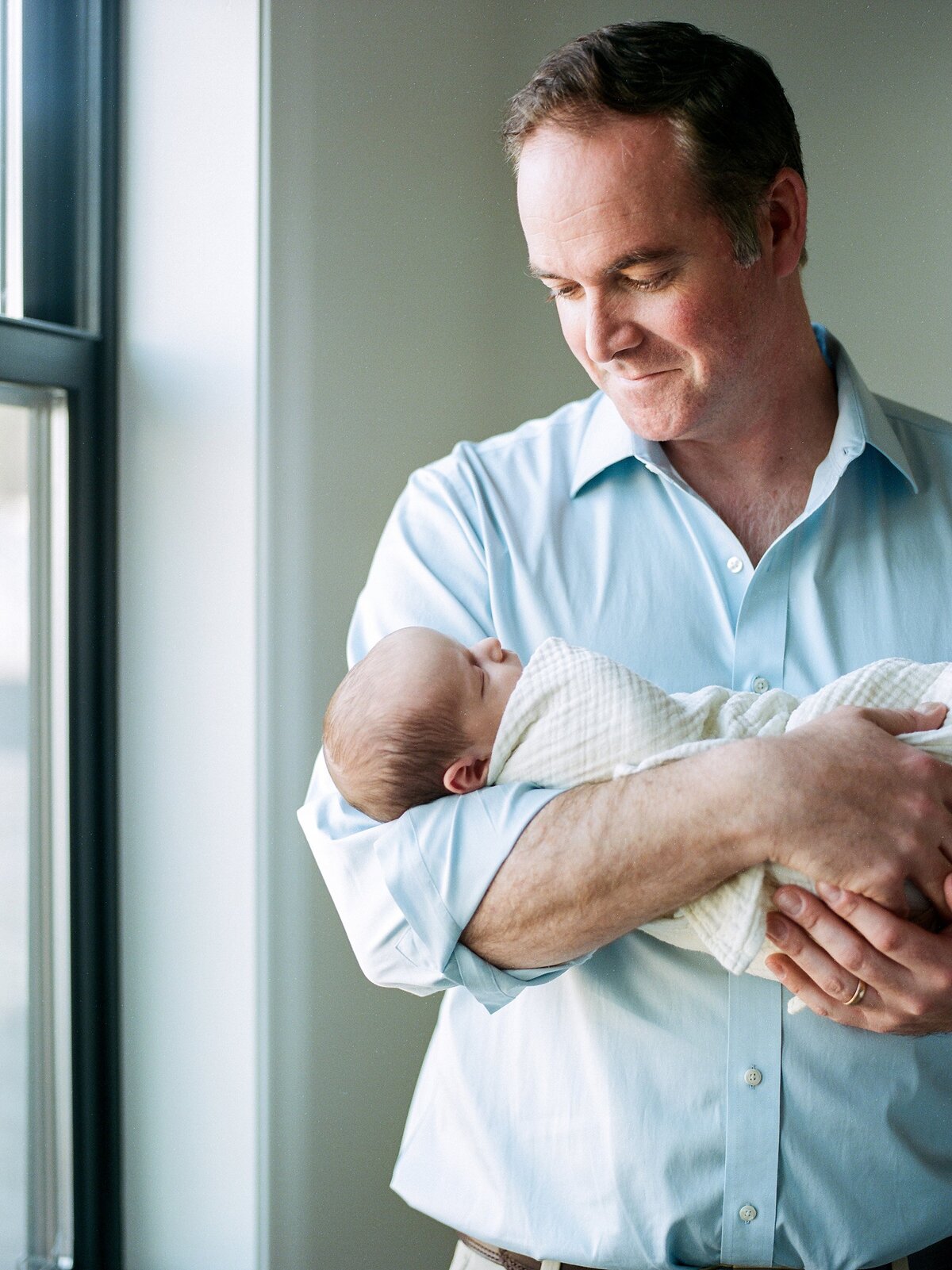 winter-newborn-photos-at-home-charlottesville-va-amy-nicole-photography-0028