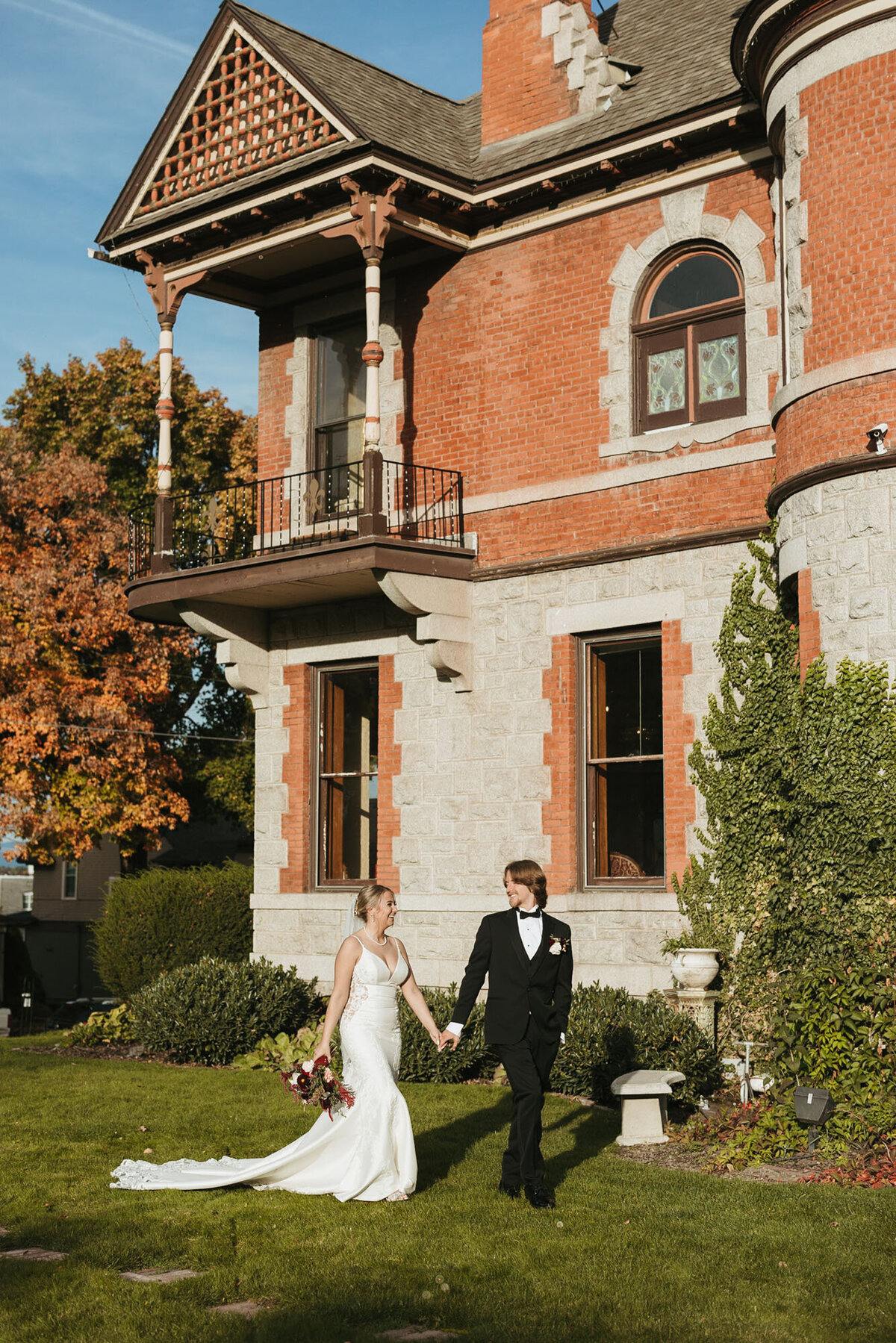 couplewalkingbymansion