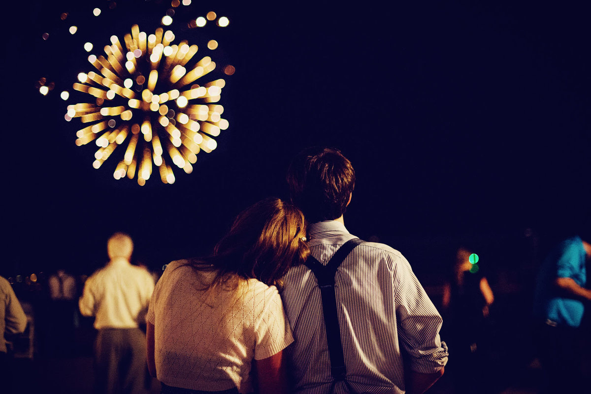 couple_watch_fireworks