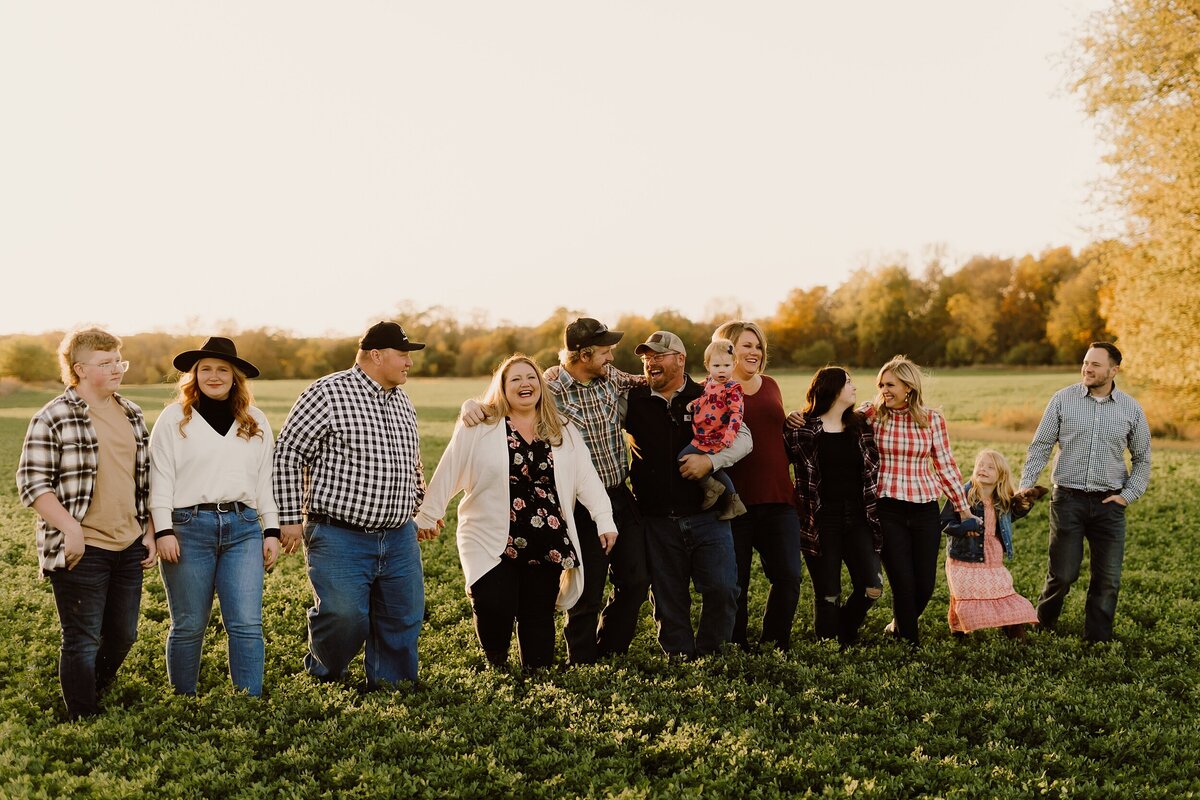 storyteller-collective-photo-co-extended-family-session-in-fall-field-iowa