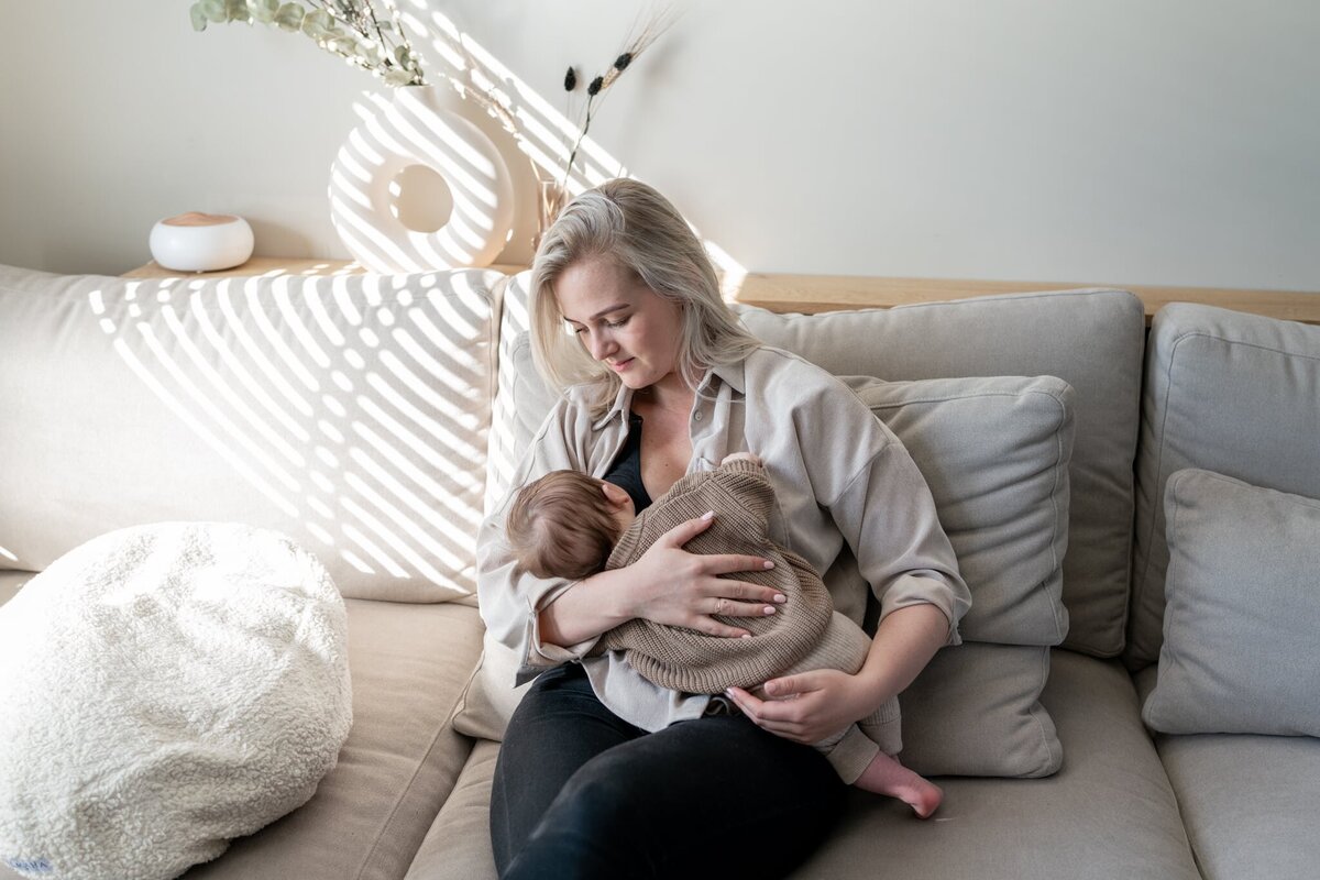 baby fotoshoot Groningen Drenthe en Friesland - borstvoeding moeder en baby.