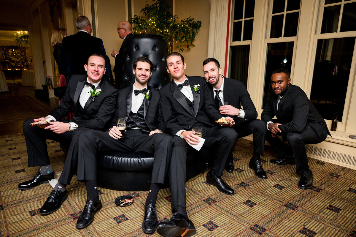 wedding photo candid cocktail hour