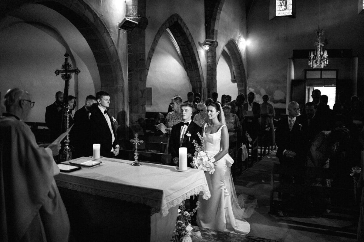 religious-wedding-ceremony-white-floral-decor-france2