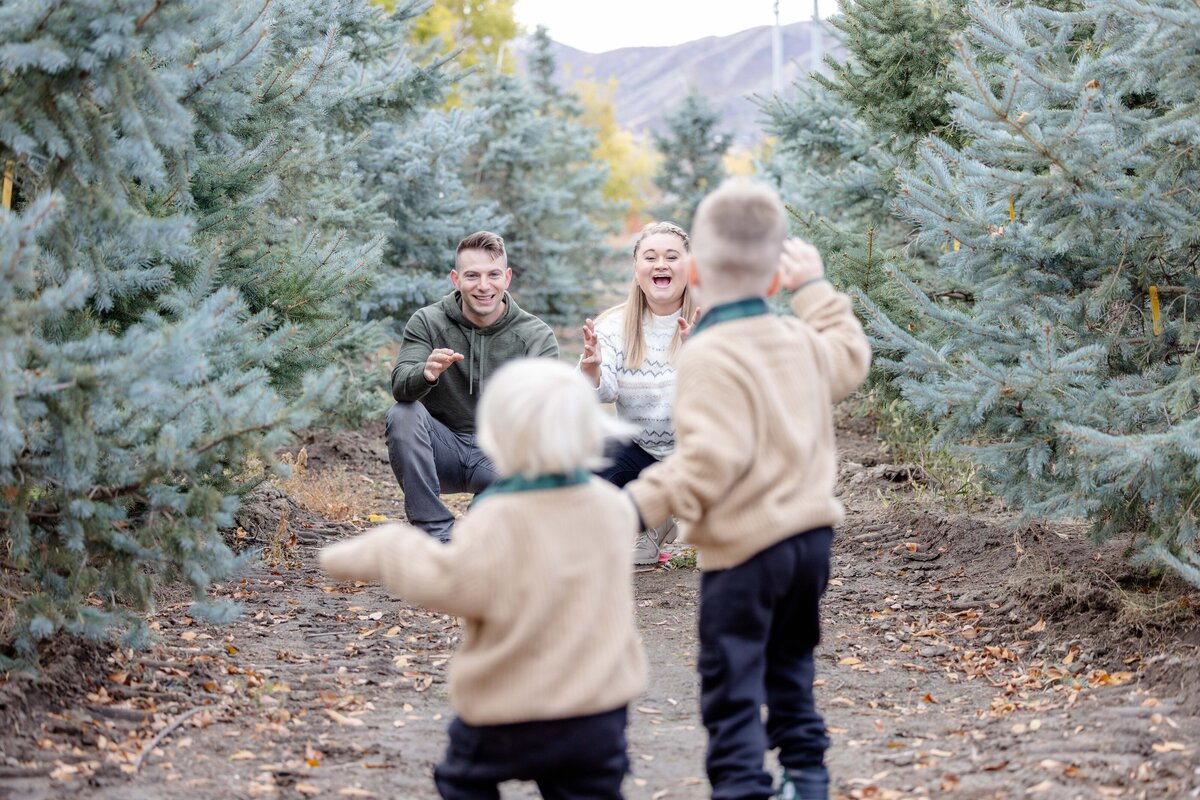Utah-County-UT-Christmas-Tree-Farm-Mini-Session-Magnolia-and-Grace-Photography-Co-AshbyilyinJ-# (1)-17