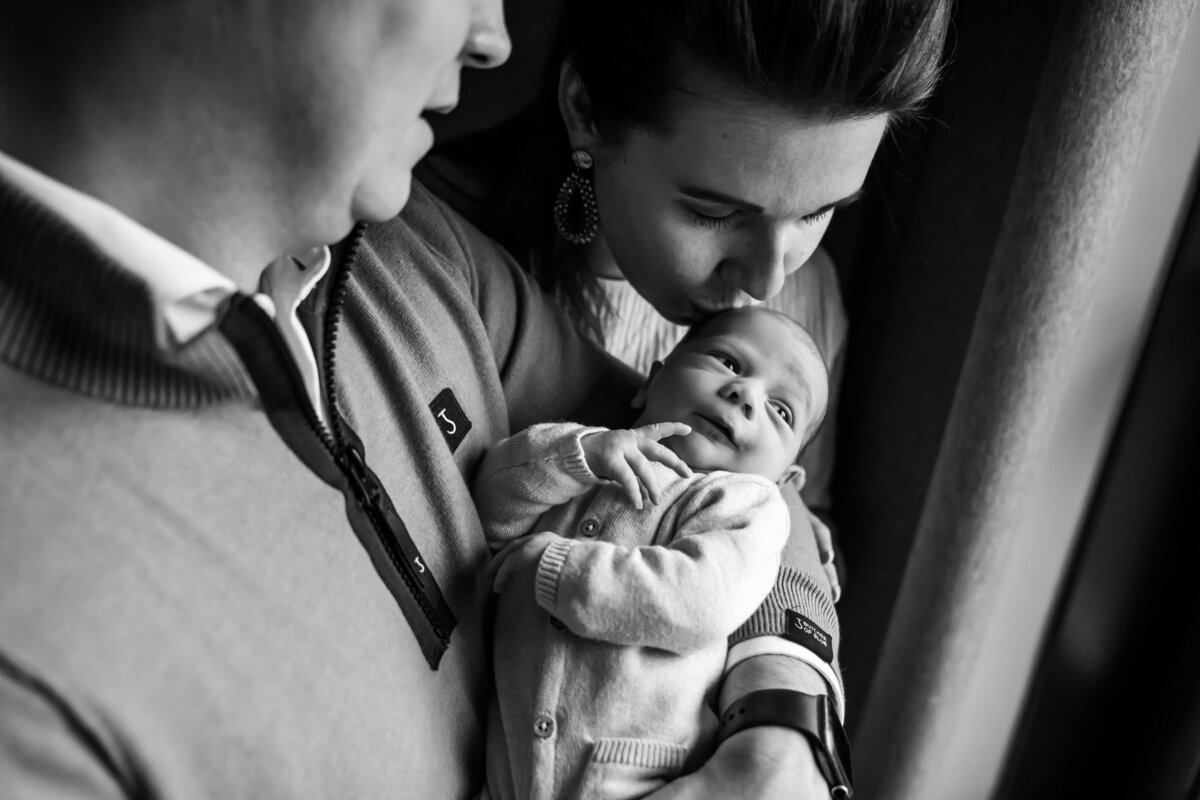 newborn fotograaf, gezinsfotografie, newbornshoot, newbornreportage, babyshoot, babyreportage familie, baby, liefde, echt, tijdloos, kleur echt, Twente, Twenterand, Westerhaar, Vriezenveen, Hardenberg, Almelo, Enschede, kinderfotografie, fotograaf, Juliantien, Schipper, Juliantien fotografie