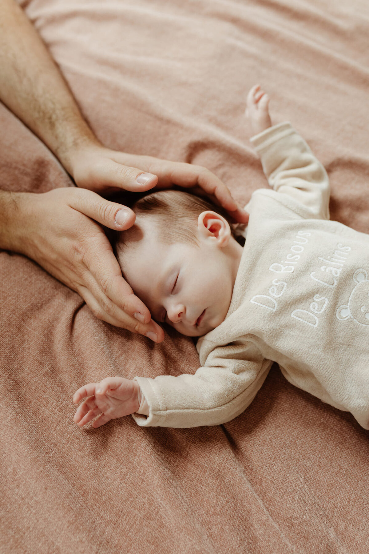 Irene-seance-naissance-rhone-mains-sur-tete