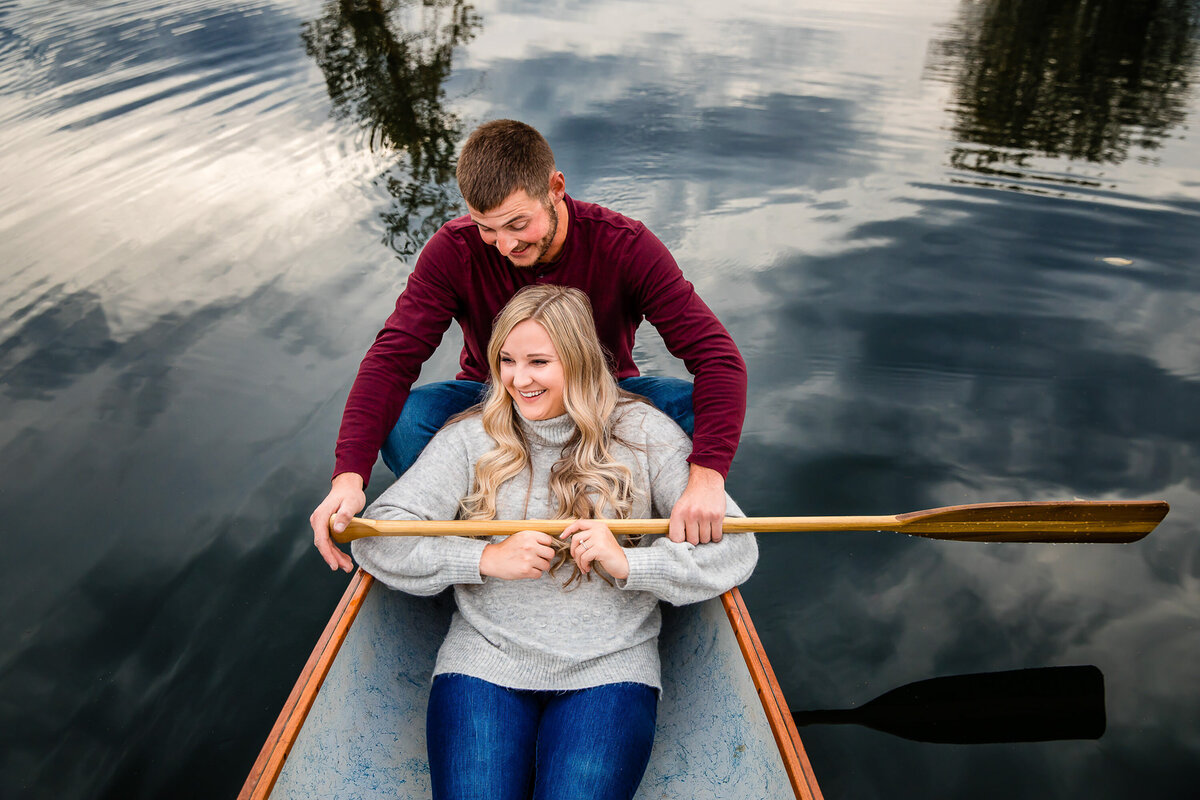 engagement-couple-canoe-water-coeur-dalene