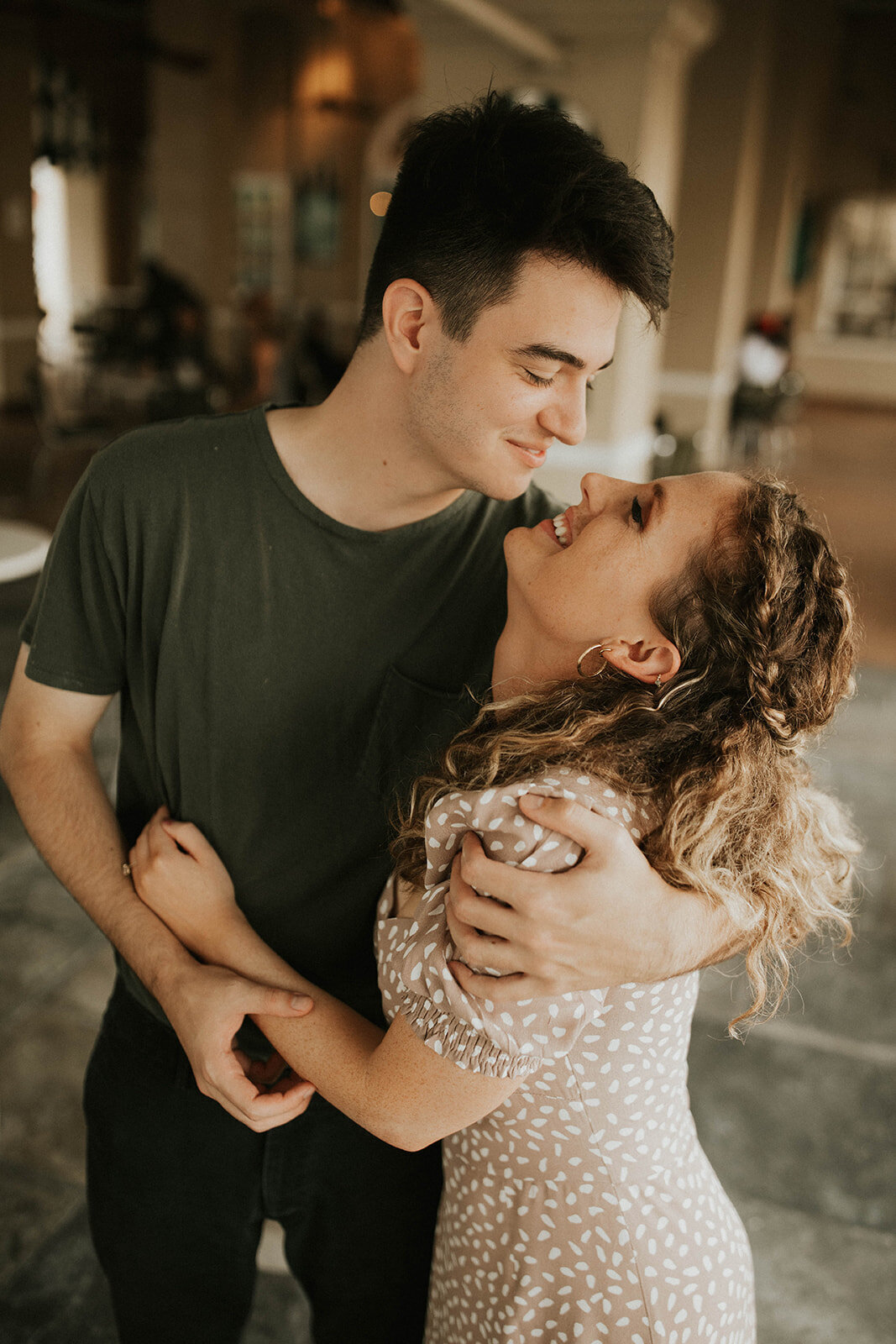 cafe-du-monde-new-orleans-engagement-photo-12