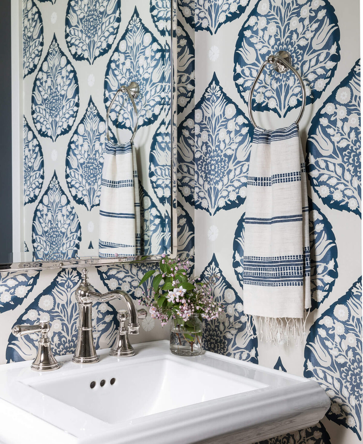 blue-bathroom-floral-patterned-wallpaper