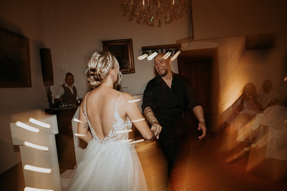 Hochzeitspaar bei der Party in der 
Burg Konradsheim in Erftstadt bei Köln
