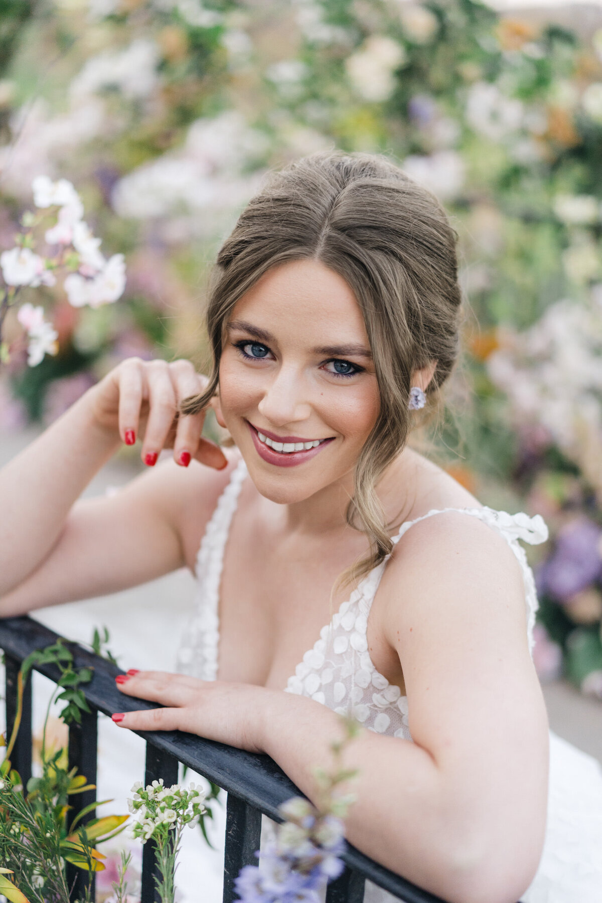 bride-among-floral-centerpieces-pittsburgh-field-club