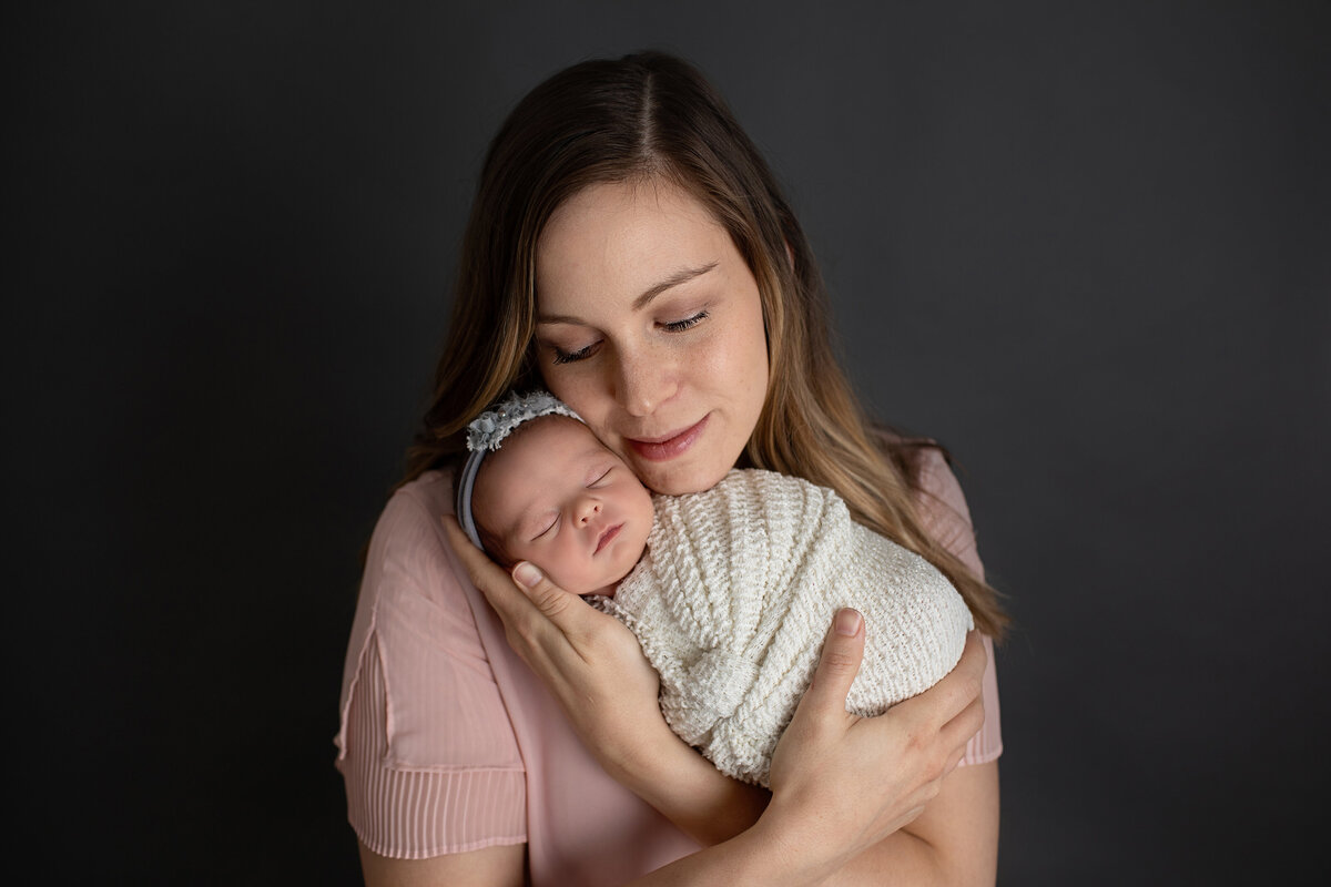 Newborn-Session-poses-with-mom