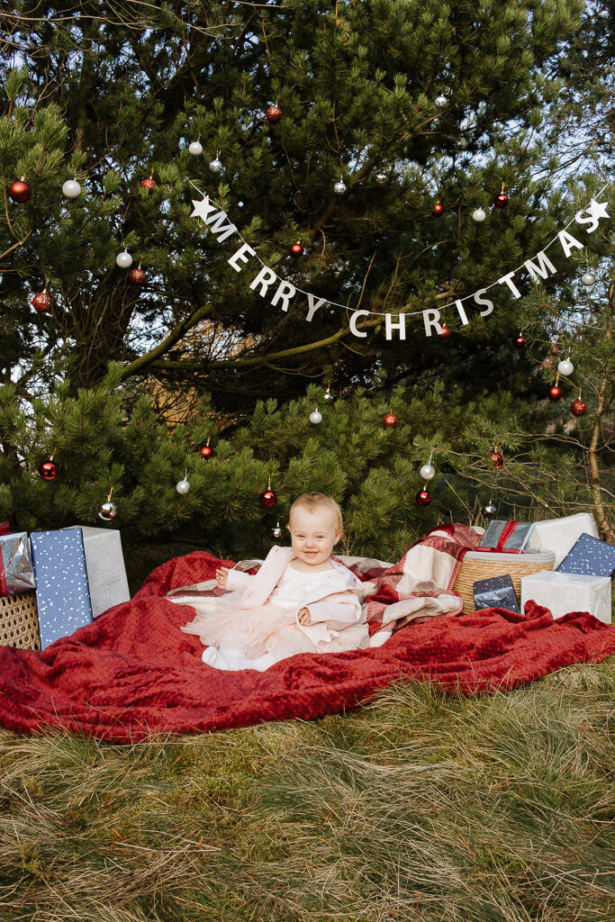 Outdoor Christmas mini session with children in the High Peak
