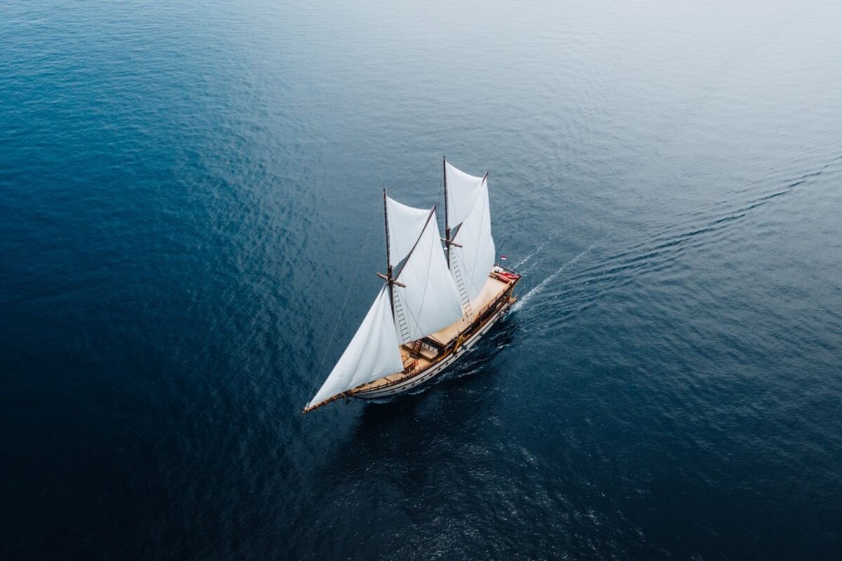 Senja Luxury Yacht Charter Indonesia _lowdef_sailing_drone_landscape_1