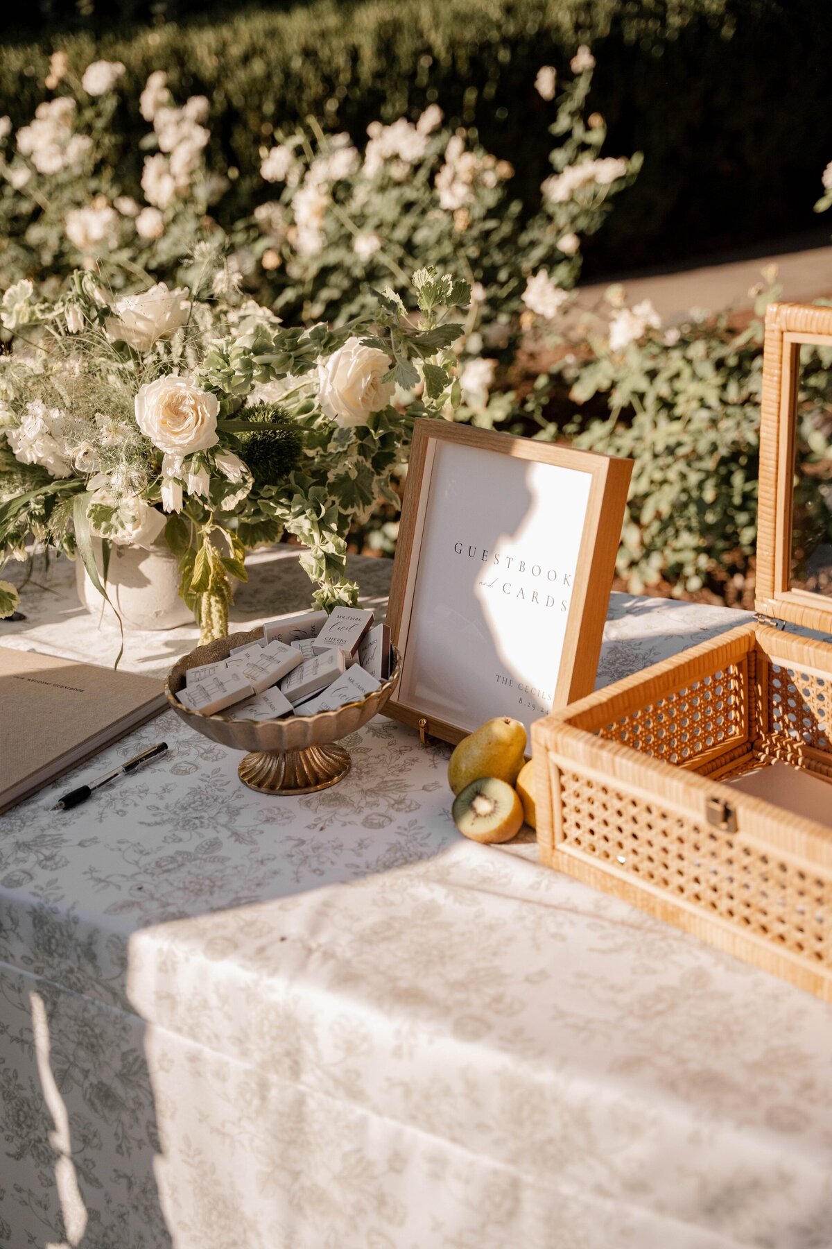 welcome table decor and flowers white flowers
