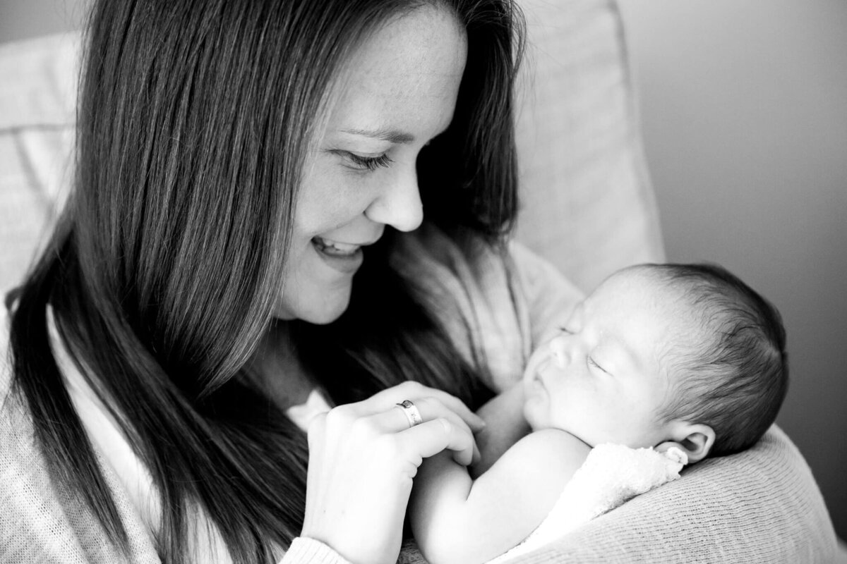 northern-kentucky-newborn-lifestyle-mom-holding