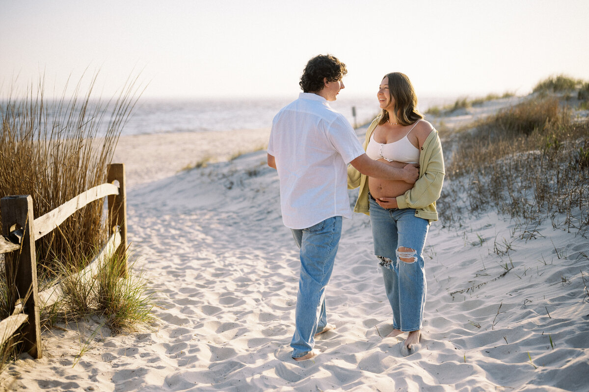 CapeMayLighthouse_BeachMaternitySession_TaylorNicollePhoto-11