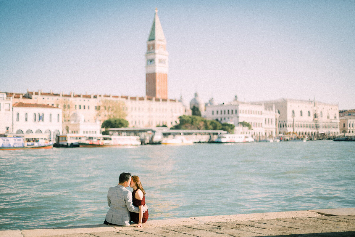 Venice-taxi-boat-luxury-photoshoot-couple-wedding12