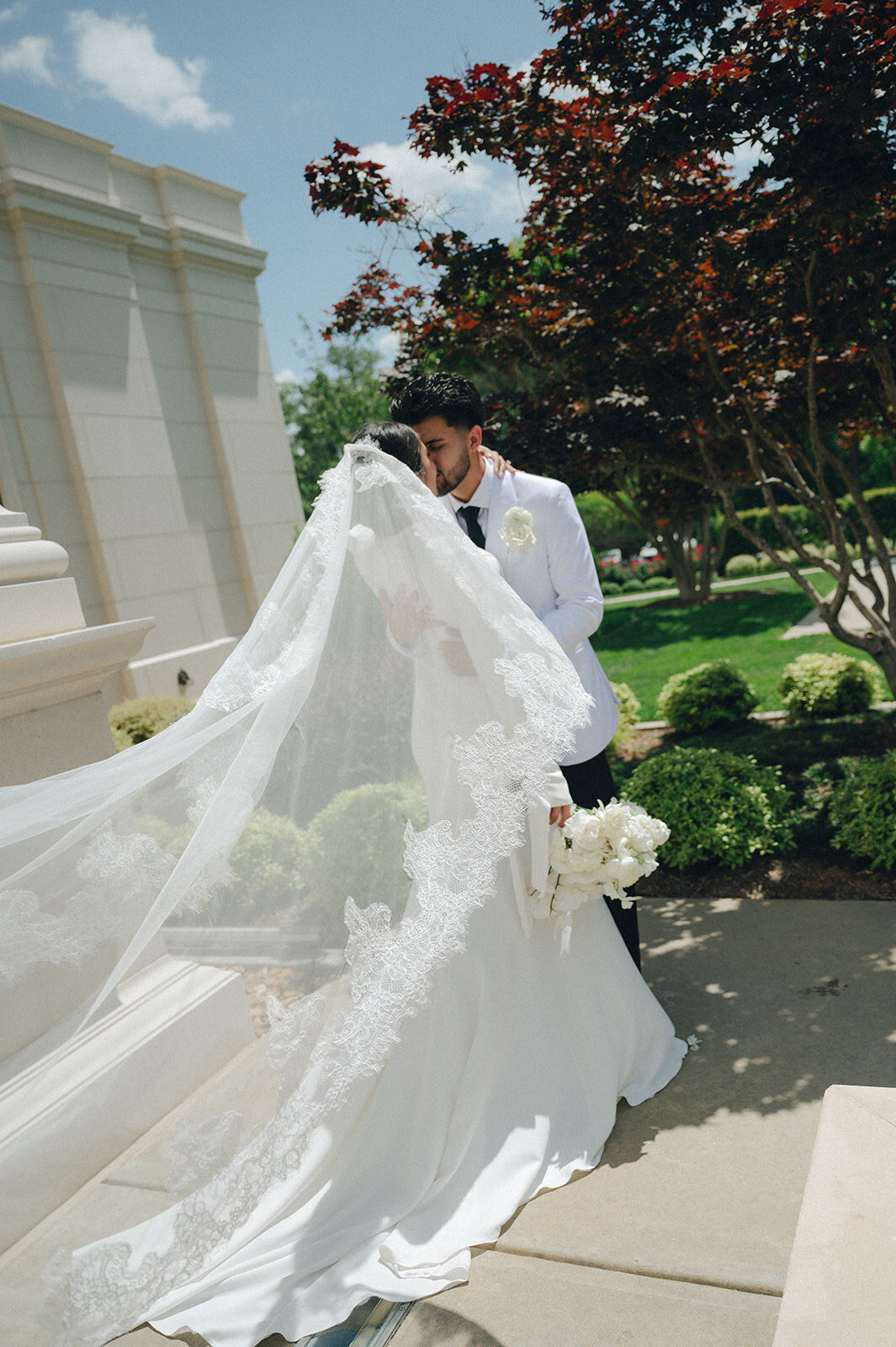 bride_groom_romantic_veil