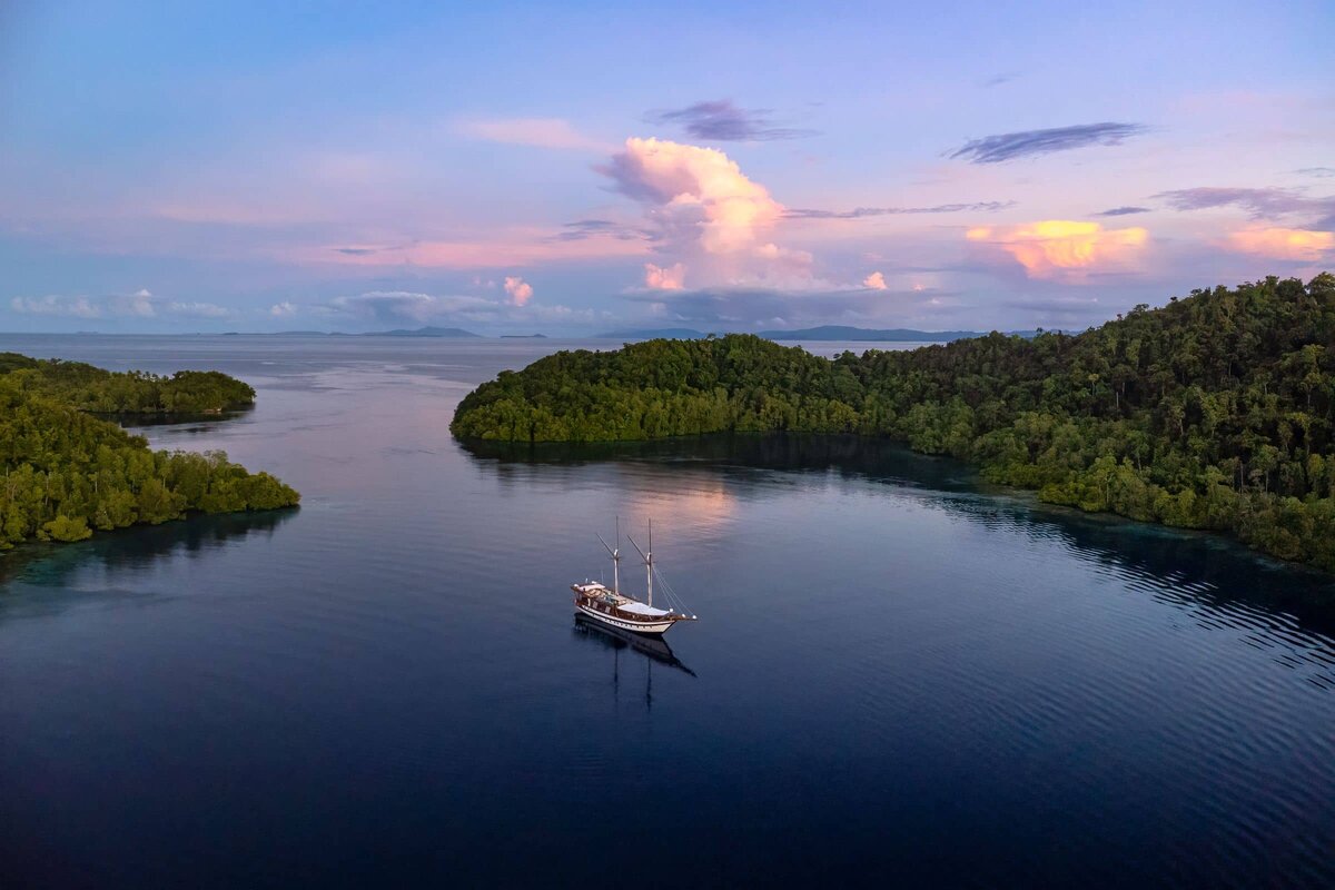 Luxury Yacht Charter Raja Ampat Majik Cruise (6)