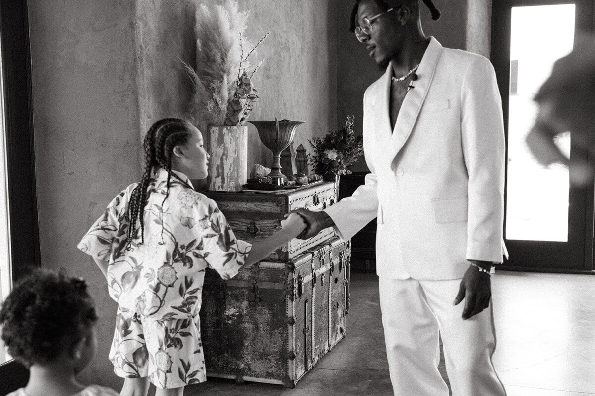 Faye-Fern-Creative-GoldenVibesPhoto-Sacred-Sands-Joshua-Tree-Wedding-Richie-James-Clara-Critchfield-First-Look-17