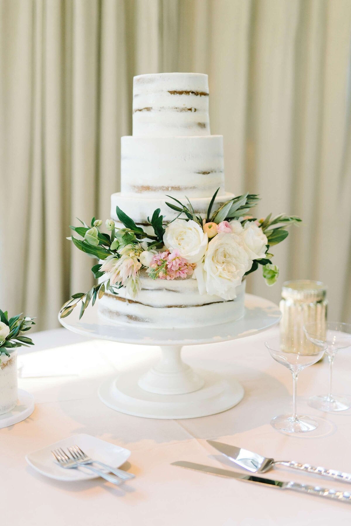white natural wedding cake