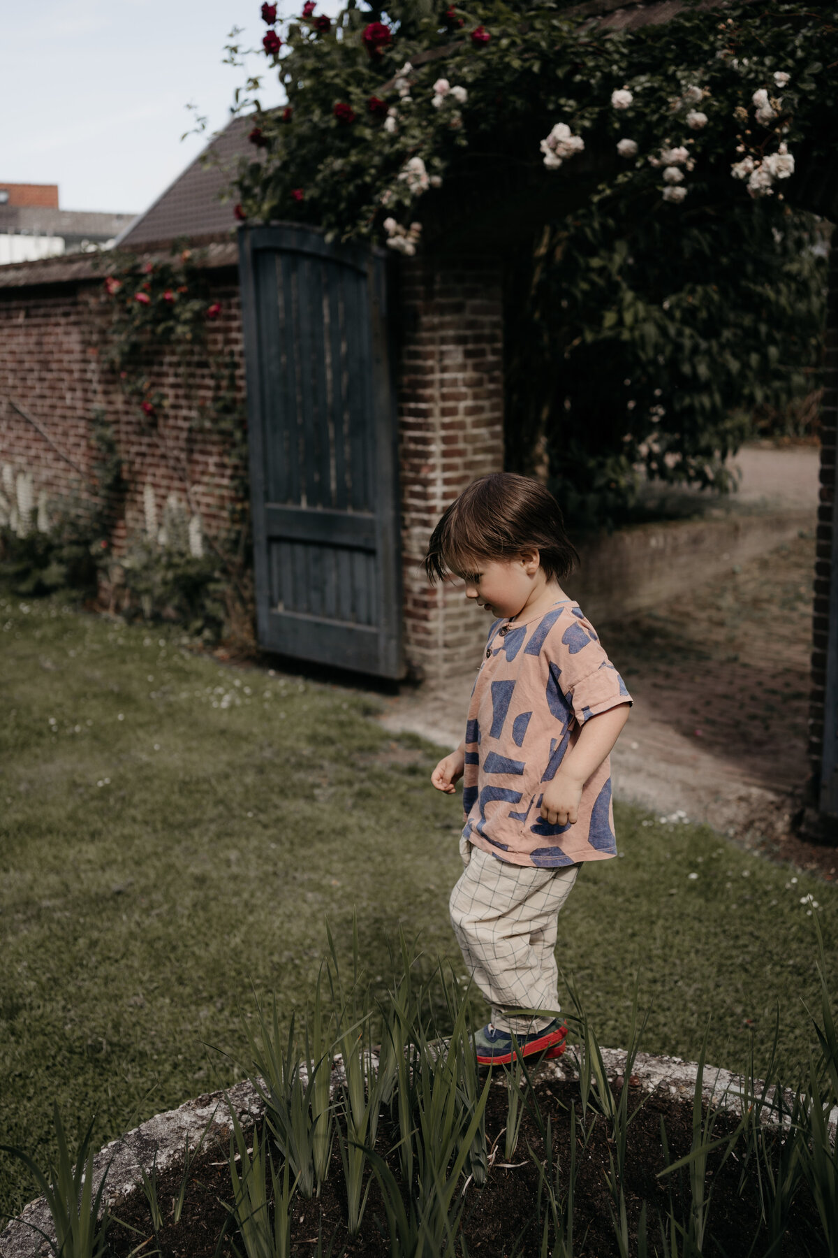 Lifestyle shoot Baarn - jongetje loopt in een tuin 