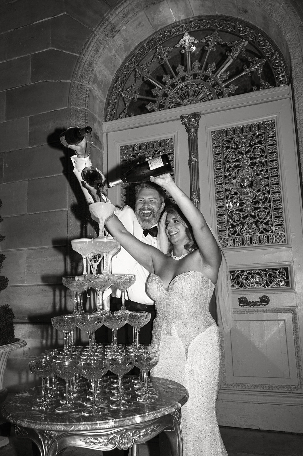 wedding-champagne-pour