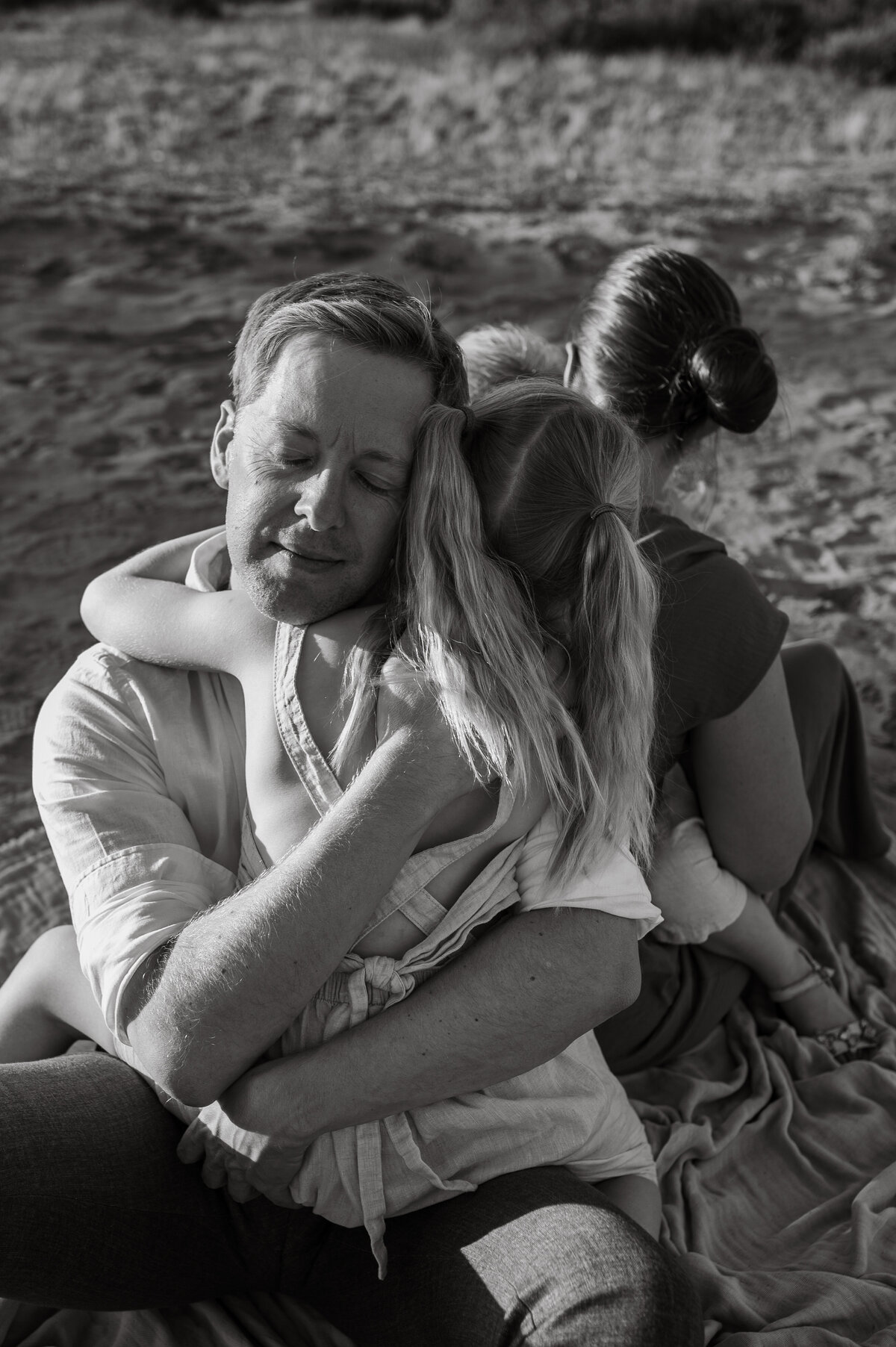 Papa omhelst dochter tijdens gezinsshoot op  Landschotse Heide in Beerzel