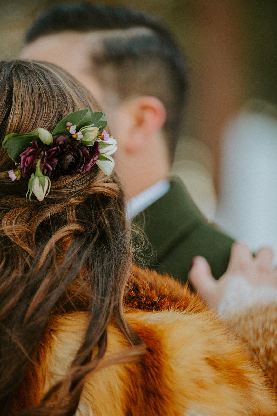 winter-snow-wedding-five-pine-lodge-oregon-venue-february-sun-colorful-western-chic-fur-blankets-candles04643