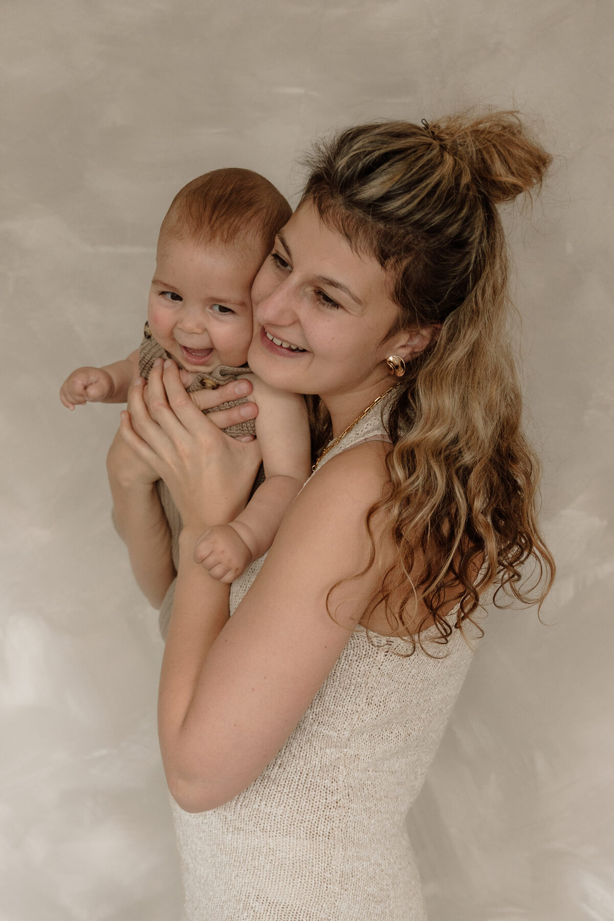 newborn fotograaf - gezinsfotograaf - zwangerschapsfotografie - videograaf - Sint-Niklaas - Pictures by Jess - Mama en baby shoot - borstvoeding