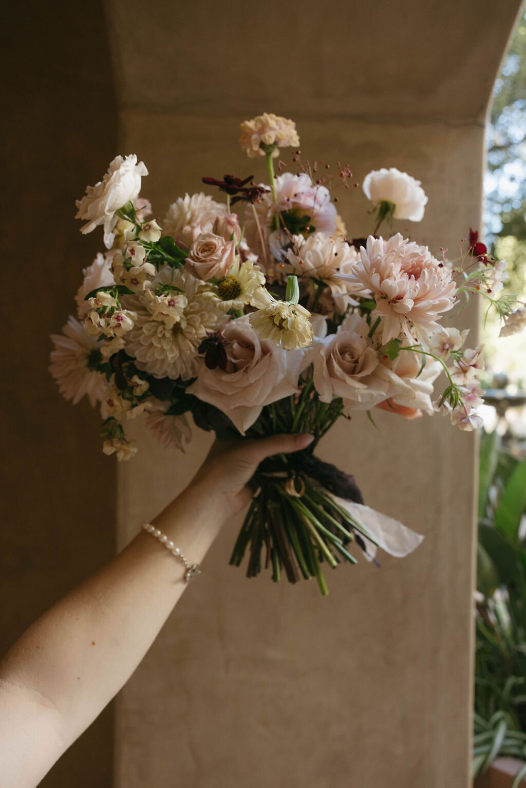 pretty-palm-leaf-event-co-molly-and-rodrigo-wedding-in-serra-plaza-34