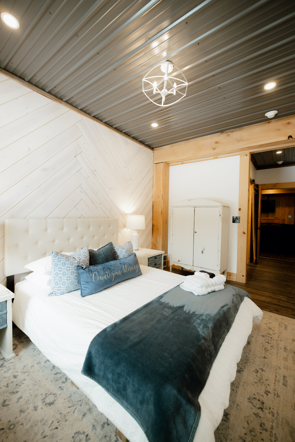 Bear-Ridge-Destination-barndo-suites-rosie-photo-video-18