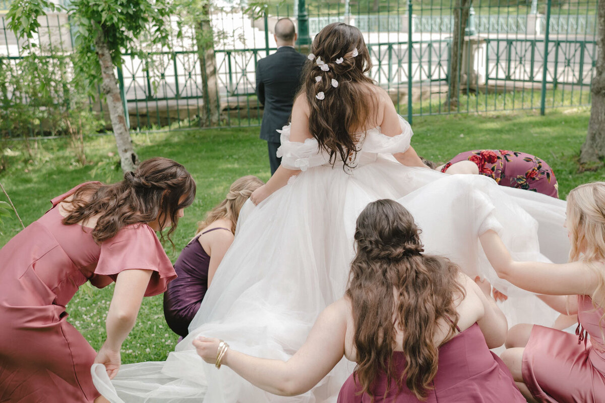 Bride with her squad helping her for a first look
