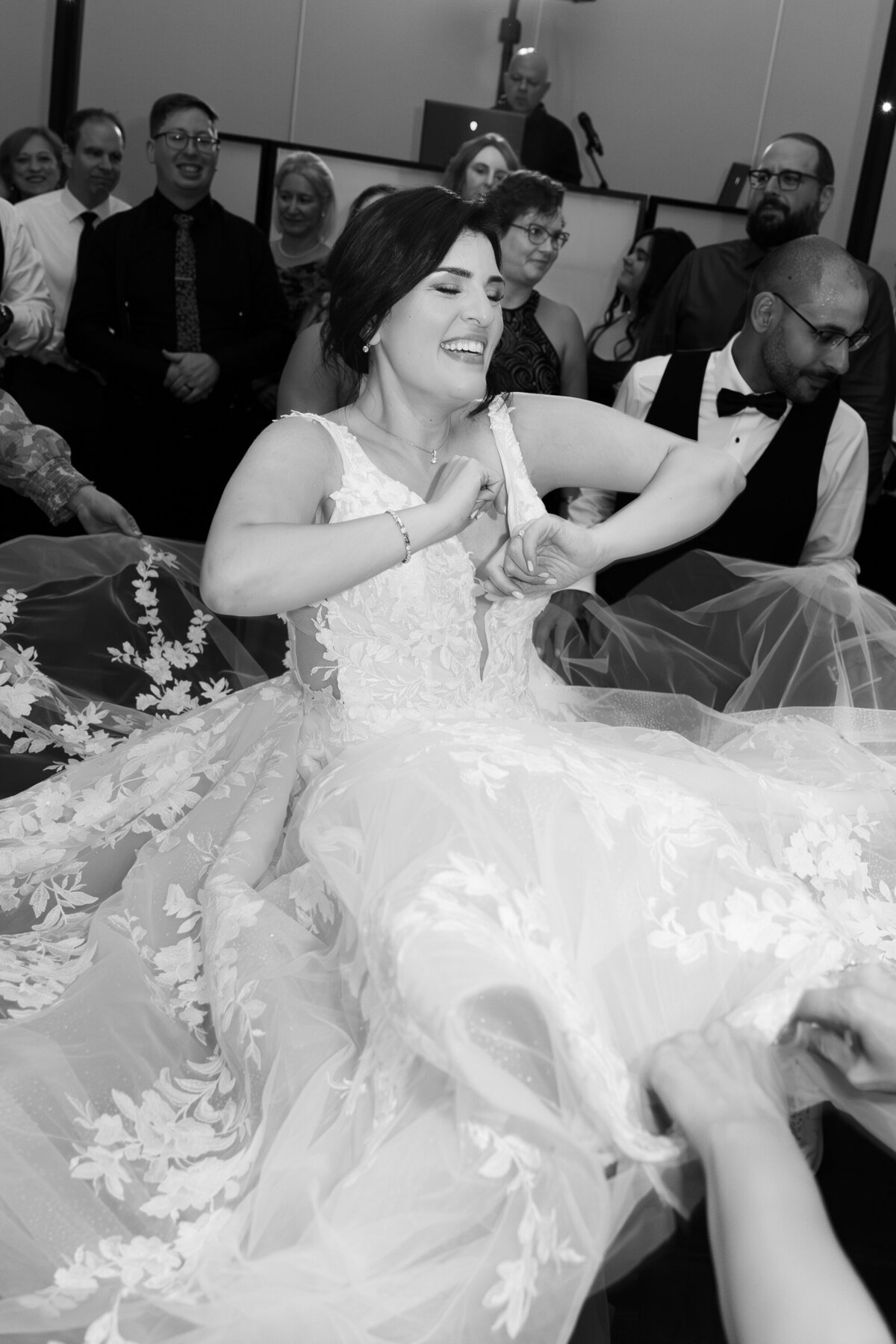 Mariage grec Jeune mariée dansant en robe blanche