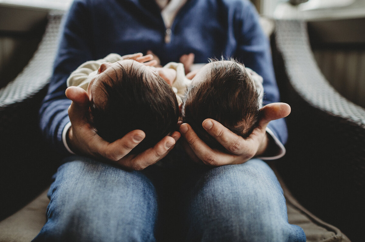 twin+newborns+in+dad's+hands
