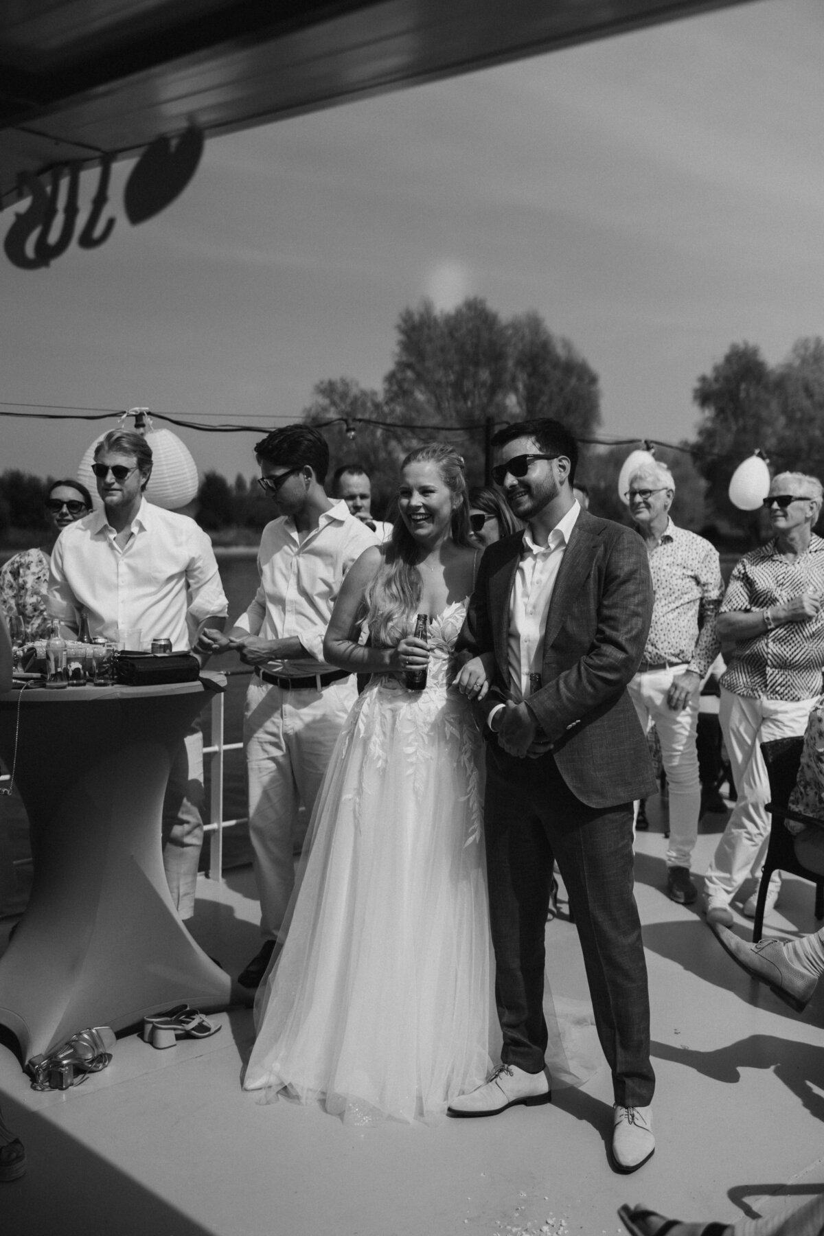 Spontane en liefdevolle trouwfotografie: een bruidspaar geniet van hun mooiste dag. 