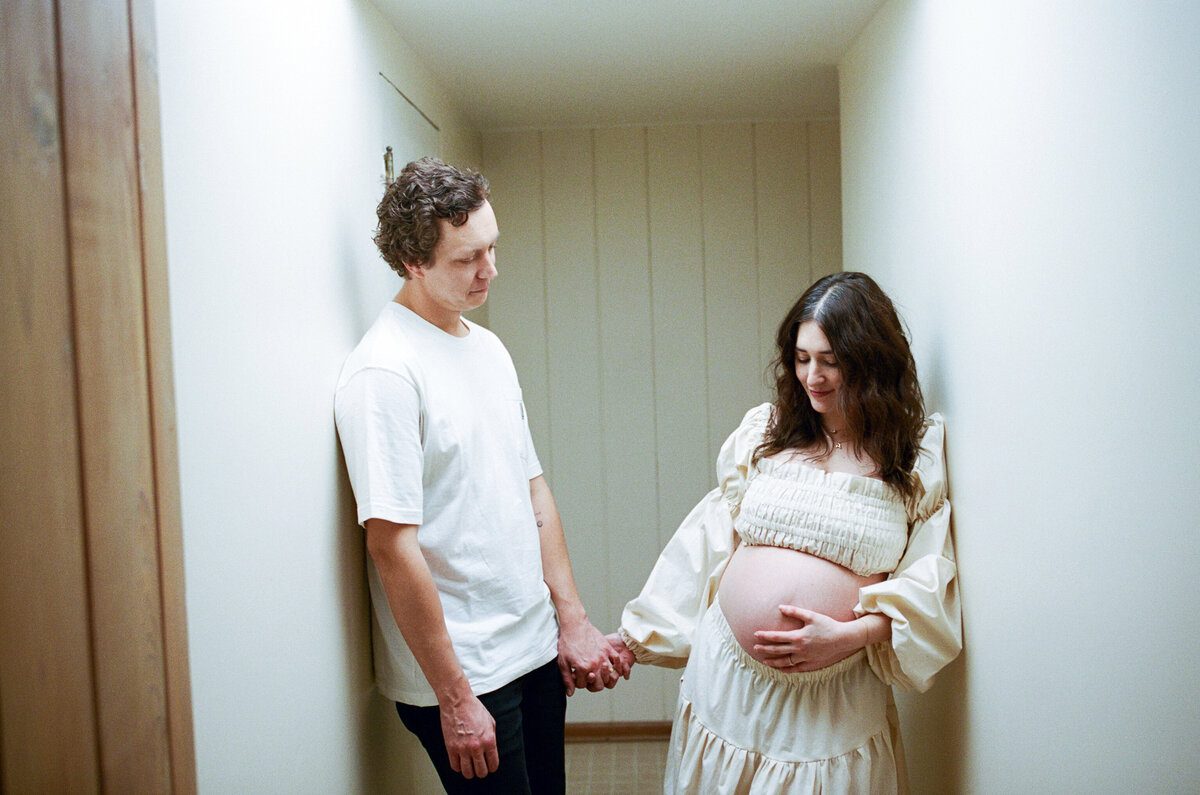 maternity-session-in-home-35mm-film-28