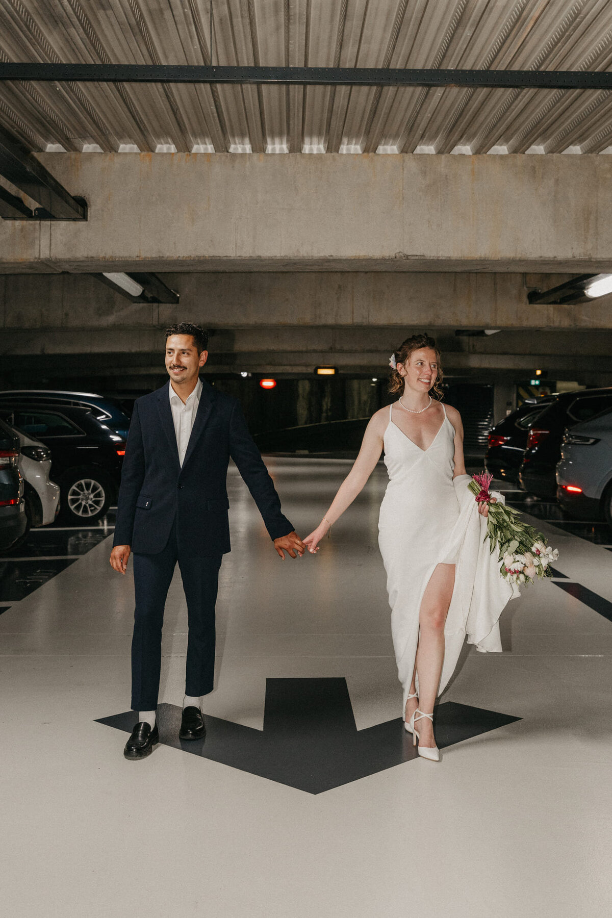 Anais-et-Nicolas-mariage-couple-parking-vieux-lyon2
