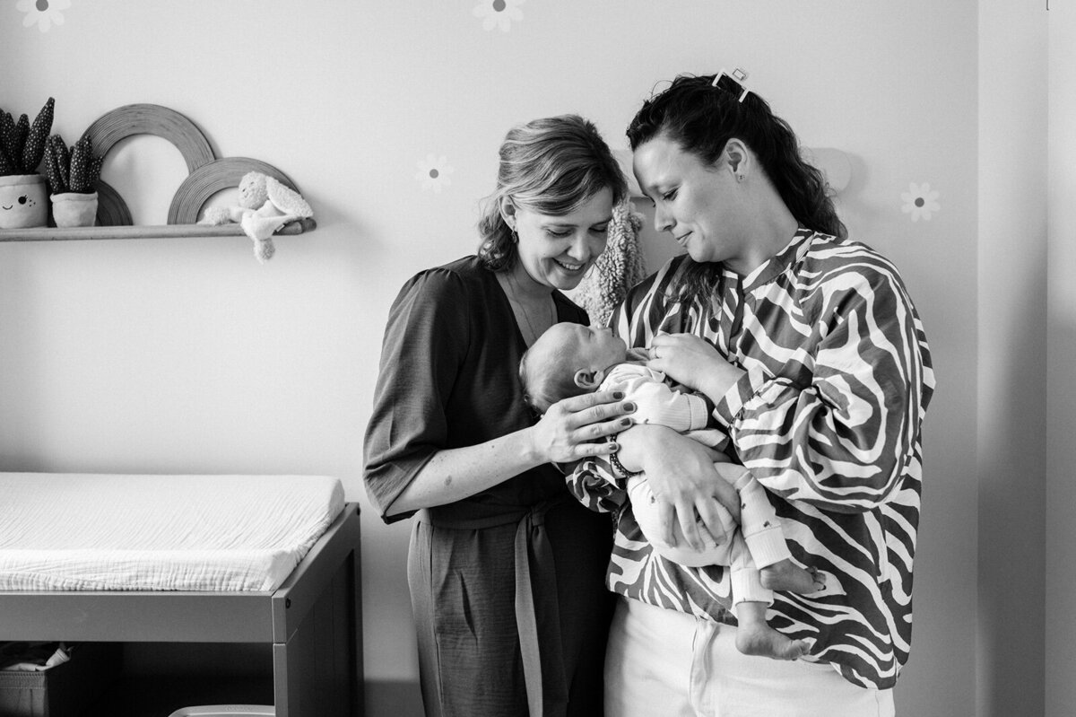newborn-fotoshoot-leiden-borstvoeding-gezinsmoment