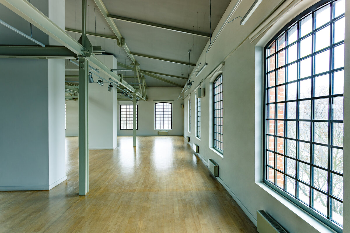 building-with-loft-windows-PJKTW79