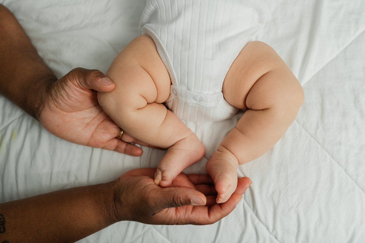 newborn-hands-feet-closeup-family-connection